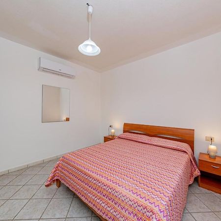 Appartamento Residenziale Trilocale 6 Posti Letto Via Sardegna San Teodoro サン・テオドーロ エクステリア 写真